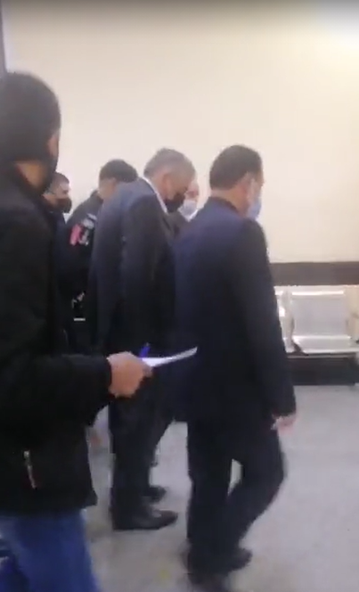 بالفيديو  ..  لحظة وصول وزير الصحة إلى مستشفى السلط وسط حراسة مشددة
