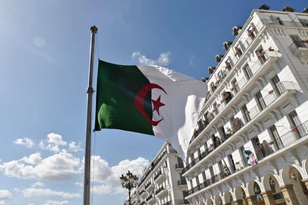 الجزائر تعلق صلاة الجماعة في المساجد