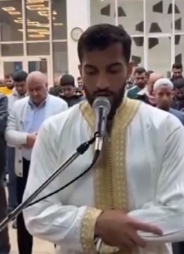 موسى التعمري يعتلي منصات التواصل  ..  نجم النشامى يؤم الناس في الشهر الفضيل