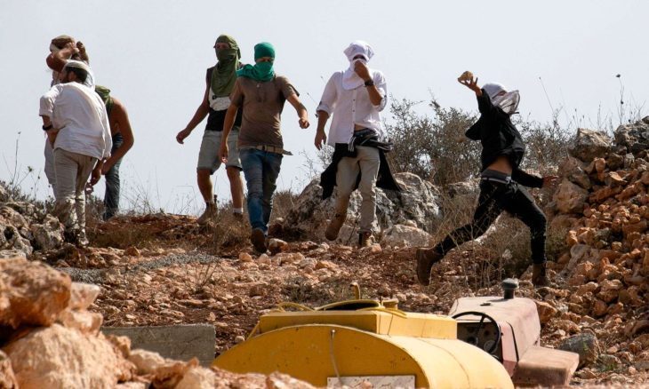 مستوطنون يهاجمون منازل فلسطينيين ويعتدون على أصحابها جنوبي نابلس