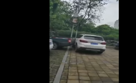 بالفيديو : هذا ما فعله صيني غاضب بسيارة مركونة بشكل خاطئ