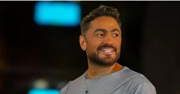 بعد تحسّن حالته الصحية ..  تامر حسني يستعرض ألعابا سحرية أمام أسماء جلال