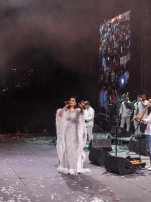 ديانا كرزون بإطلالة بيضاء كالفراشة بالحفل الجماهيري لزفاف الأمير حسين