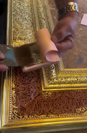 بالفيديو ..  هكذا يتم تزيين قوالب اللوحات بالذهب