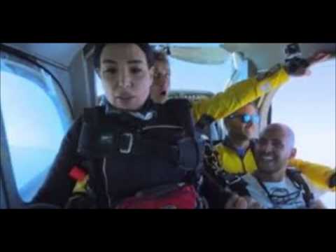 فيديو .. عبيرصبرى تنطق الشهادتين أثناء القفز من طائرة "التجربة الخفية"