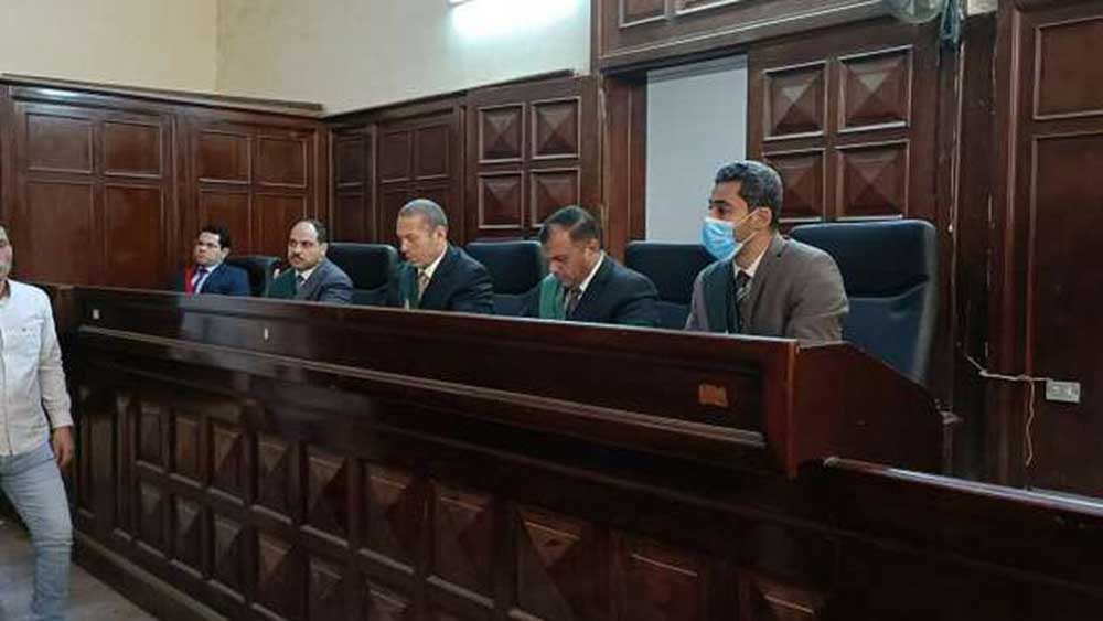 برغم أنه سرقها وضربها ..  دموع أم مصرية تنقذ ابنها من السجن