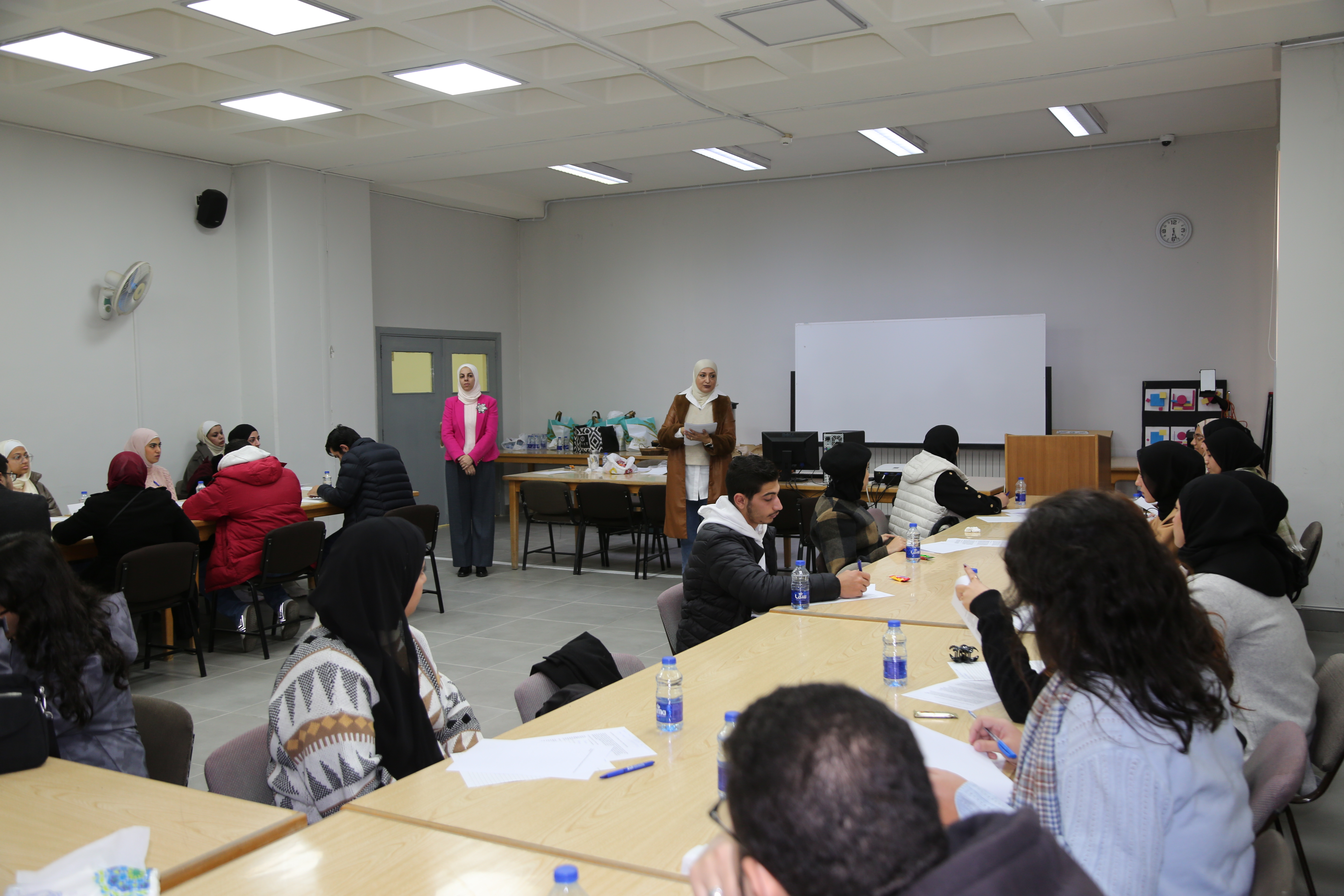 مسابقة قراءة باللغة الإنجليزية تعزّز مهارات الطلبة في كلية الآداب بجامعة الزيتونة الأردنية