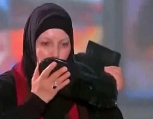 بالفيديو  ..  إعلامية تونسية تقبل حذاء جندي سوري