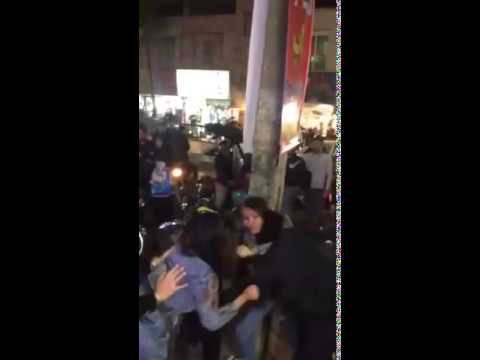 بالفيديو  ..  تمزيق ملابس وشد شعر في "مشاجرة عنيفة" بين فتيات إيرانيات