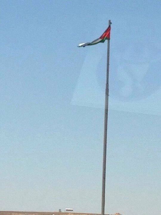 بالصور  ..  بعد نشر "سرايا" : تغيير العلم الأردني الممزق أمام مخيم الأزرق بعلم جديد