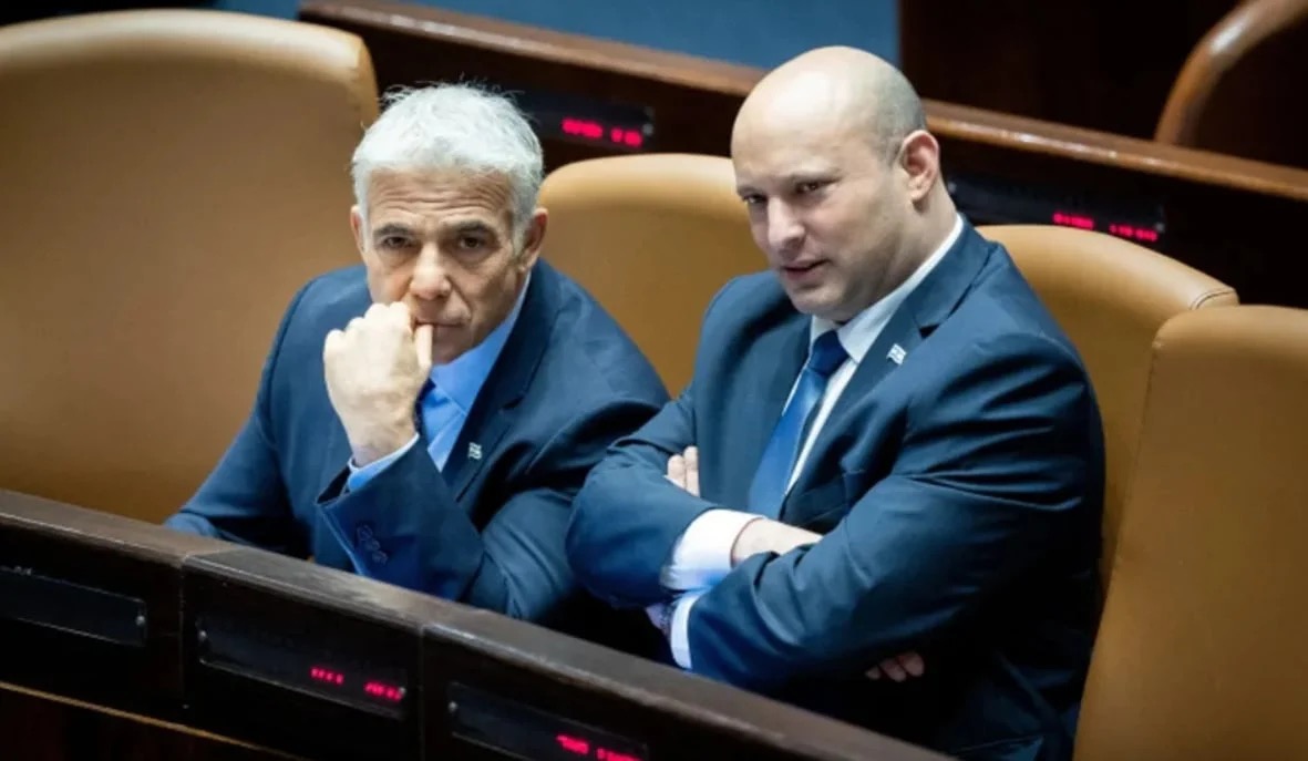 بينيت ولابيد يعلنان توحيد حزبيهما استعداداً للانتخابات في كيان الاحتلال