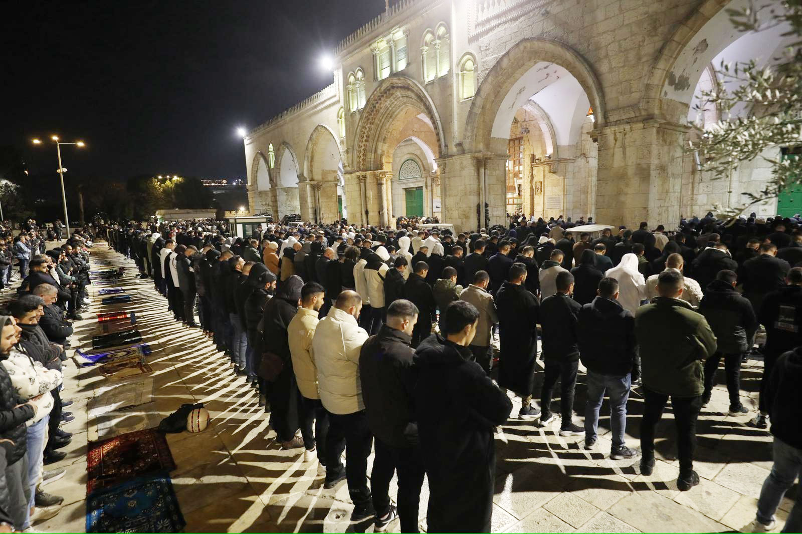  60 ألفًا صلّوا العشاء والتراويح في المسجد الأقصى