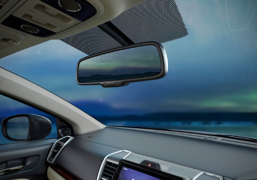 مزايا مرآة الرؤية الخلفية ذاتية التعتيم في السيارات