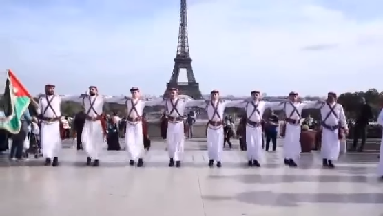 بالفيديو ..  الدبكة الأردنية والسامر في قلب العاصمة الفرنسية باريس 