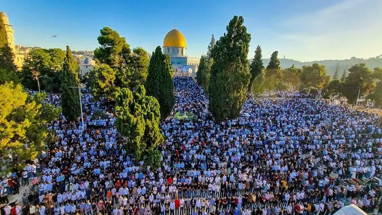  40 ألفا يؤدون صلاة الجمعة في المسجد الأقصى
