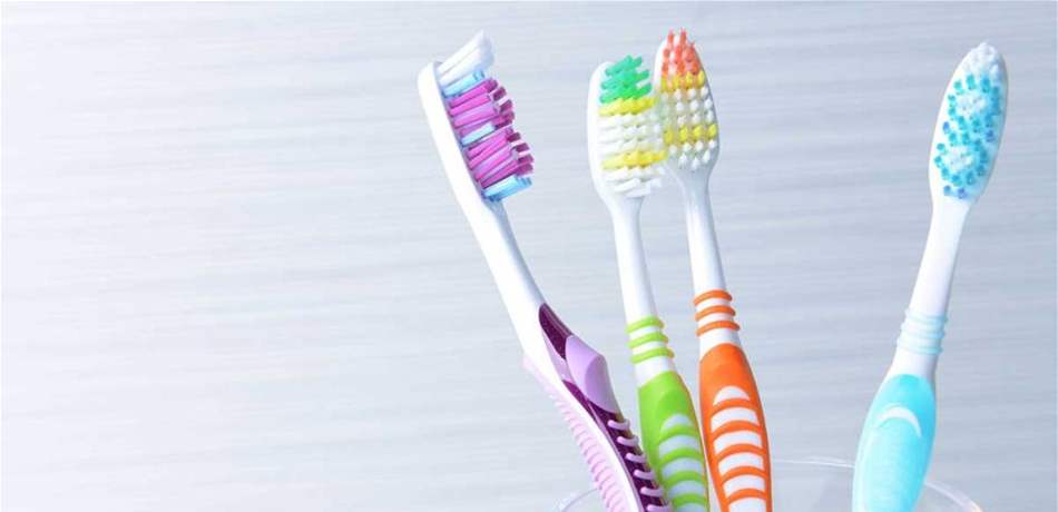 تُعد وكرا مخفيا للكثير من الجراثيم ..  متى يجب تبديل فرشاة الأسنان؟