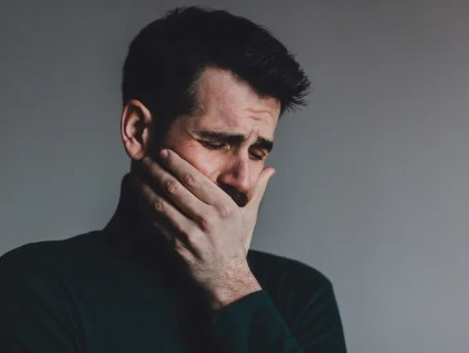مقصر في حق ربي وتدمع عيني عند المواعظ ..  أرشدوني