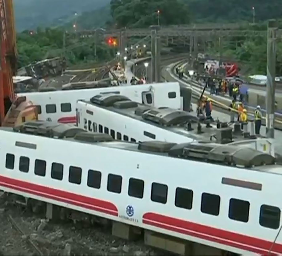 بالفيديو ..  أكثر من 18 قتيلاً و180 مصاباً في حادث خروج قطار عن القضبان بتايوان