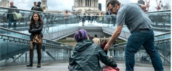 إنفاقك المال على غيرك والضحك بوجهه مكافأة لك ..  دراسة جديدة تفسر ذلك علمياً