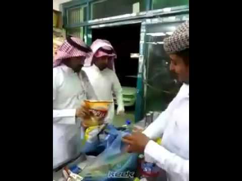  بالفيديو ..  سعوديان يتشاجران على دفع الحساب