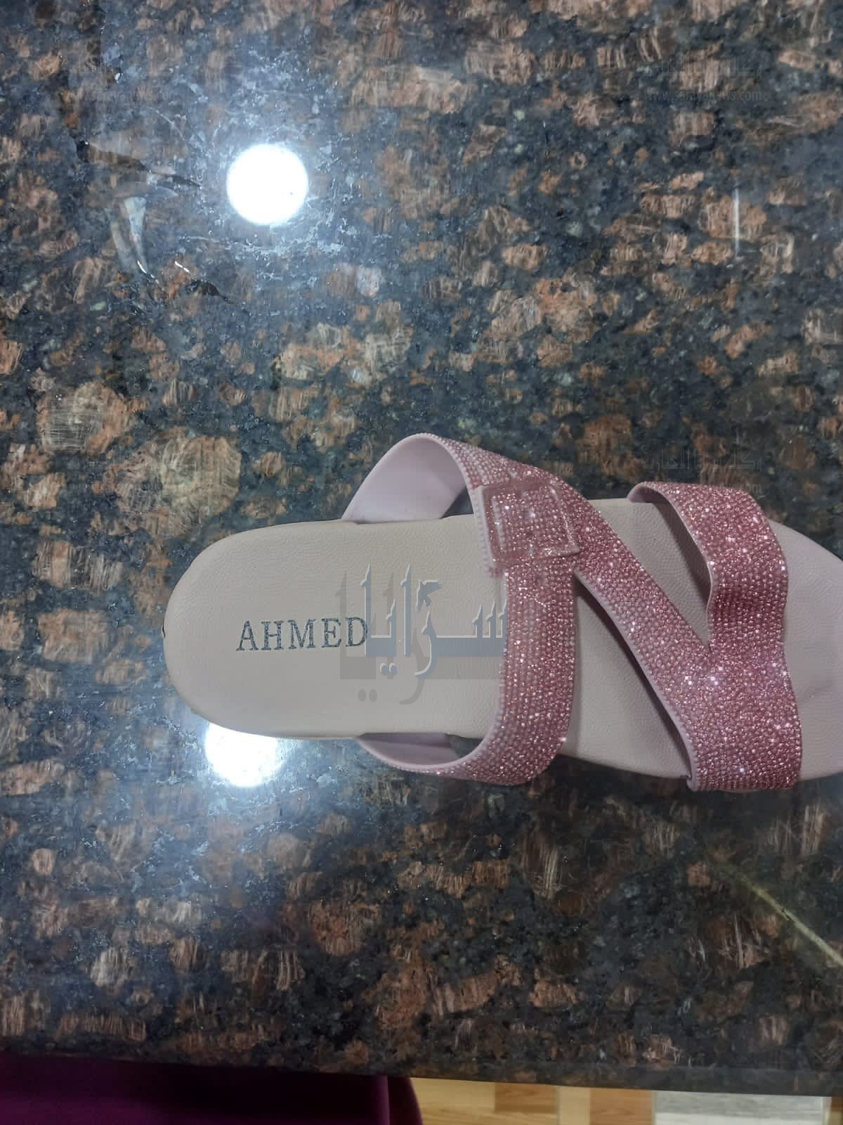 بالصور  ..  احذية كتب عليها أسم (AHMED) تباع بأسواق عجلون 