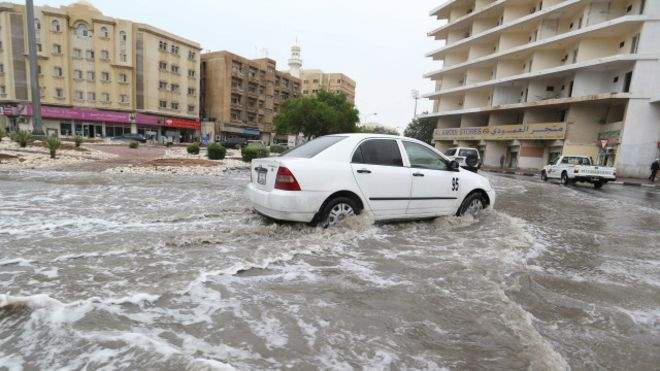 أمطار غزيرة تتسبب بفيضانات وسيول في قطر