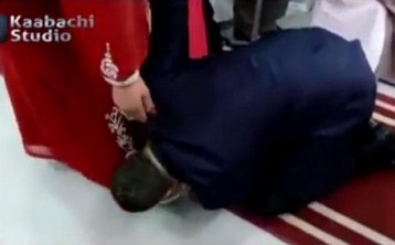 بالفيديو .. عريس يبكي معازيمه بيوم فرحه