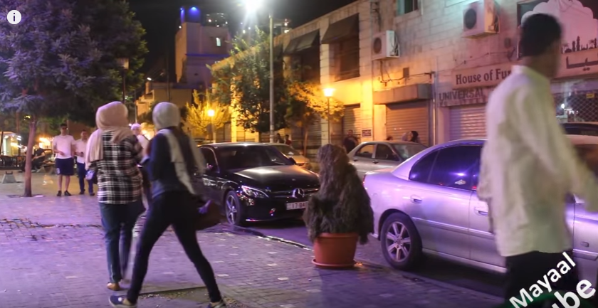 أغرب كاميرا خفية في الاردن ( الرجل الشجرة )  ..  شوفو صراخ البنات