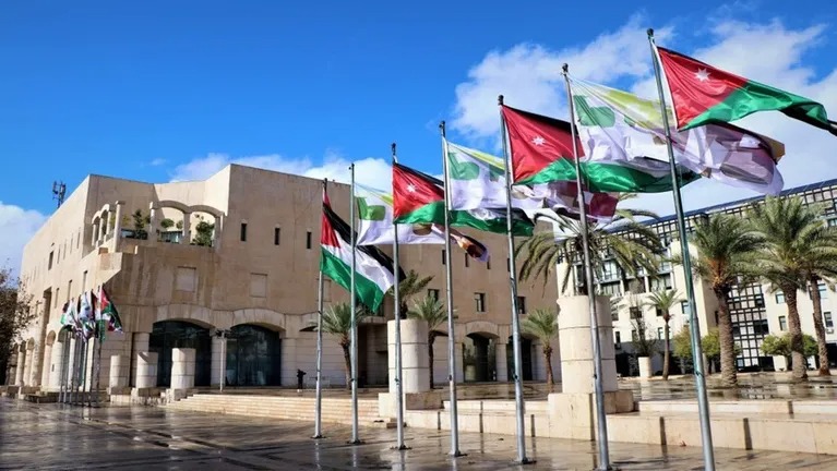 تحسينات مرورية على تقاطع شارع الملك فيصل بن عبد العزيز