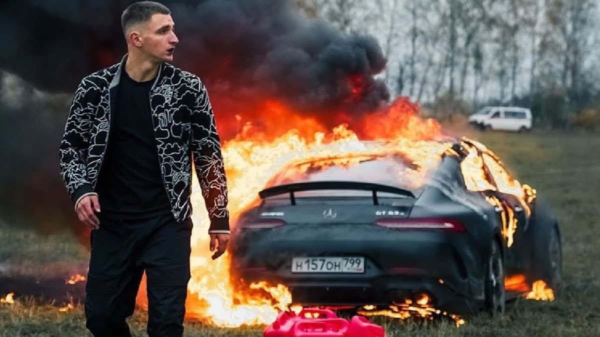 روسي يحرق سيارة مرسيدس بقيمة 170 ألف دولار (فيديو)