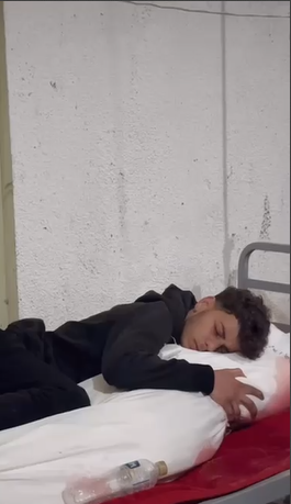 مشاهد مؤثرة بعد مجزرة رفح " غزيين يلقون النظرة الاخيرة على عائلاتهم وينامون بجانب الجثث" - فيديو 