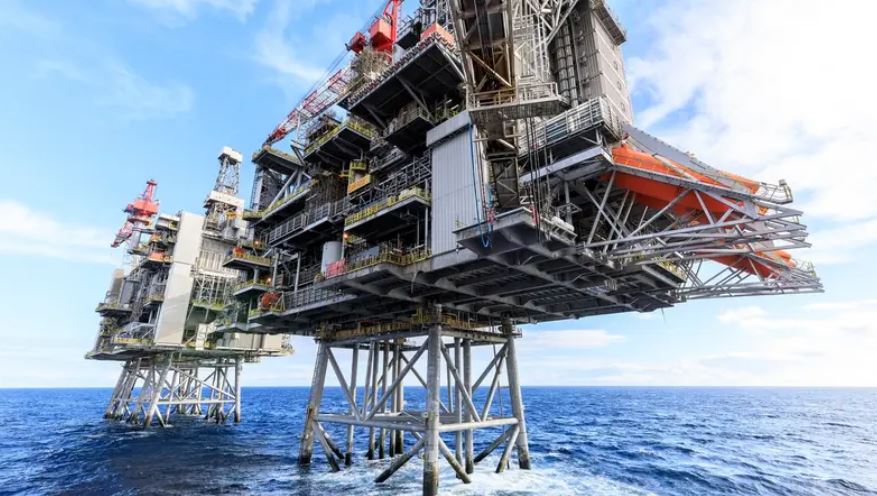 أسعار النفط تقفز بعد حصار ترامب لفنزويلا