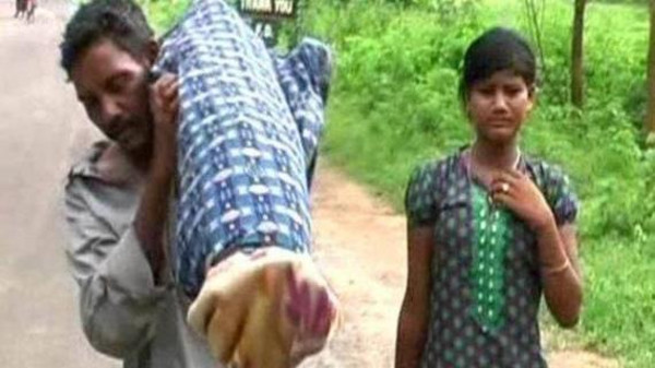 بالفيديو  ..  هندي يحمل جثة زوجته 12 كيلومتراً