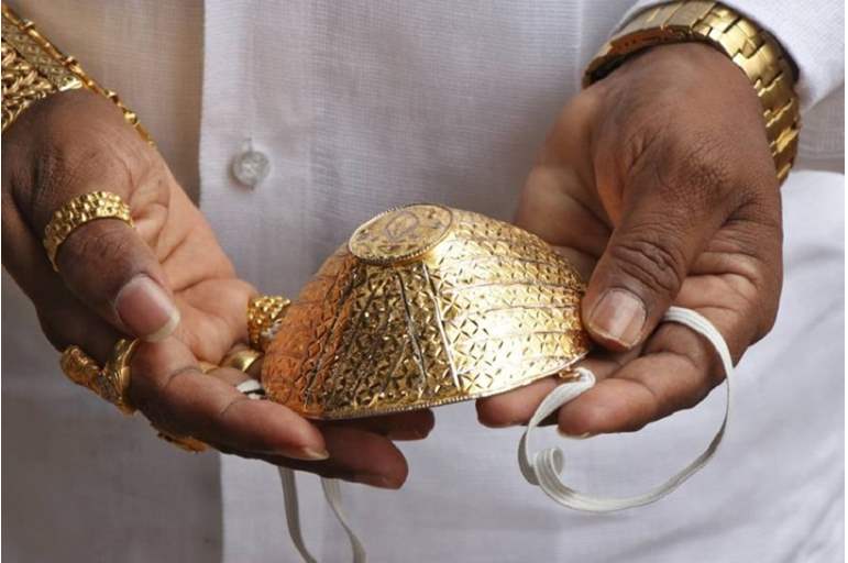 شاهد  ..  كمامة من الذهب الخالص  ..  أحدث صيحة لمقاومة كورونا