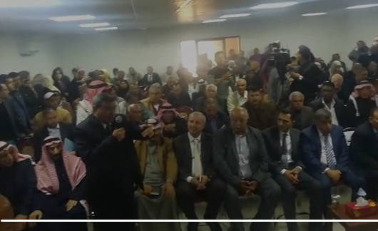 بالفيديو ..  مزارعون يهاجمون وزير المياه والري بحضور رئيس الوزراء 