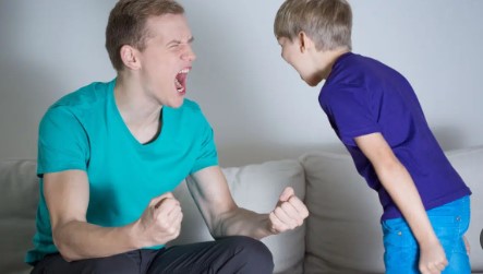 والدي شديد العصبية ويضخم أخطاءنا وإن كانت صغيرة، فكيف نتعامل معه؟
