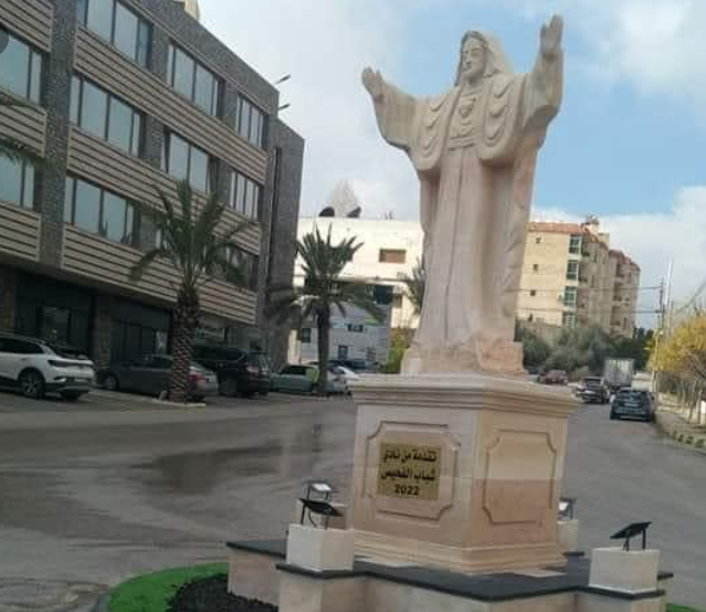 تمثال في الفحيص يثير حفيظة الأهالي ..  ورئيس البلدية لسرايا:لا علاقة لنا بالأمر وسيتم نقله