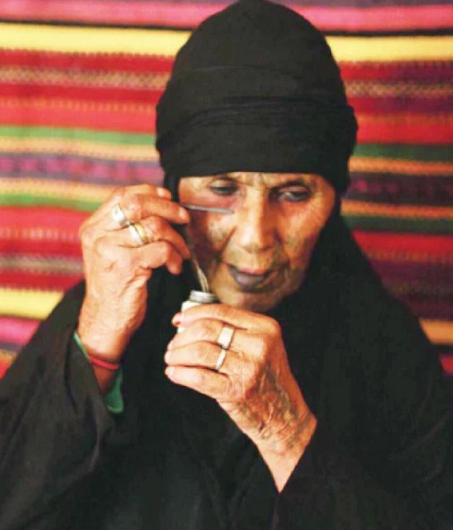 بالصور  ..  "جمال جدتي البدوي" ..  وشوم النساء الاردنيات تجاعيد وجوه تستنشق منها أسرار وتفاصيل الزمن