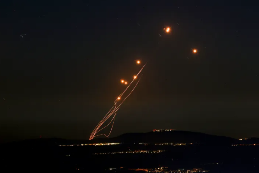 مسؤولون "إسرائيليون": إطلاق صواريخ من لبنان سيقابله رد قوي