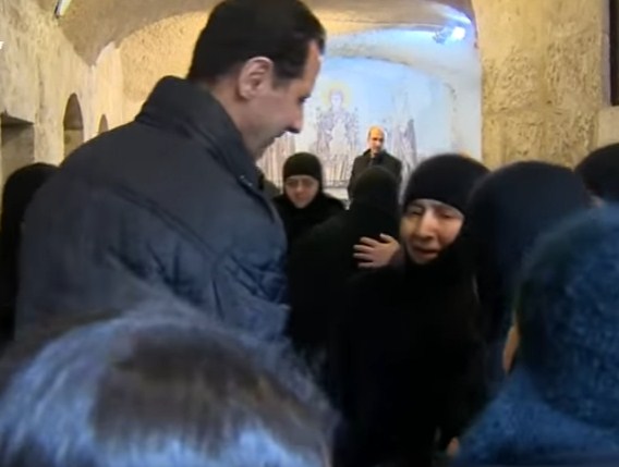 بالفيديو  ..  نجل السفير المطرود يعلق على "جاكيت" بشار الاسد اثناء زيارته بالتهنئة بعيد الميلاد