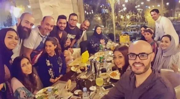 بالفيديو  ..  إفطار رمضاني مختلط بجدة يثير الجدل على تويتر