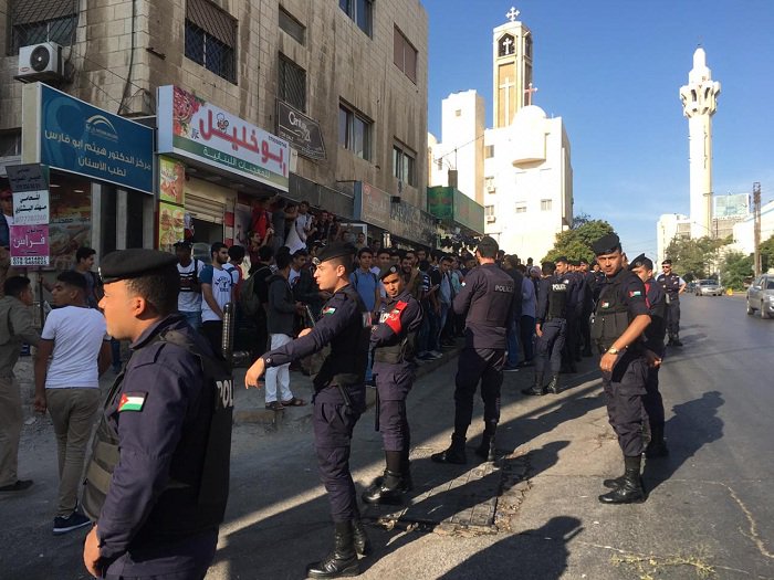  طلاب التوجيهي يعتصمون امام وزارة التربية والتعليم  احتجاجاً على قرار الجلسة الواحدة