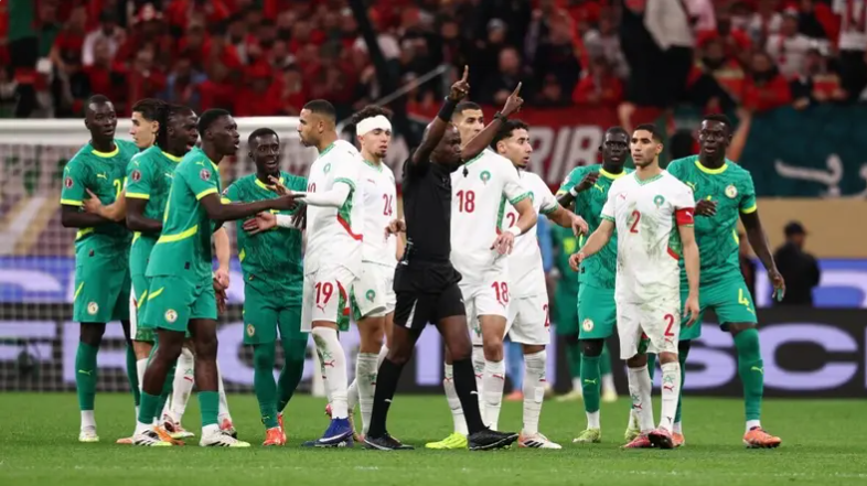 تفاصيل جديدة ..  حكم نهائي أفريقيا تلقى "تعليمات عليا" أثناء انسحاب السنغال