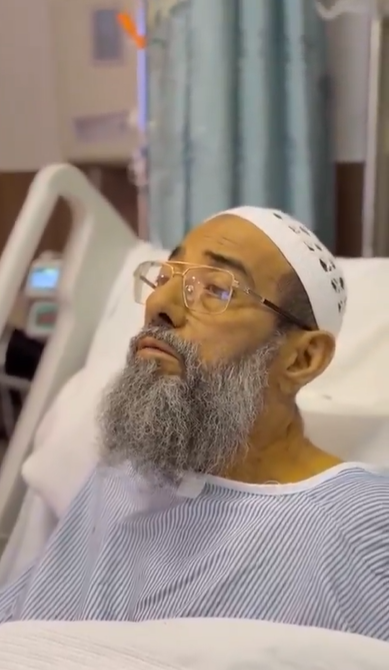 قبل رحيله ..  مؤذن المسجد النبوي الشيخ فيصل نعمان يردد الأذان وهو على فراش الموت - فيديو