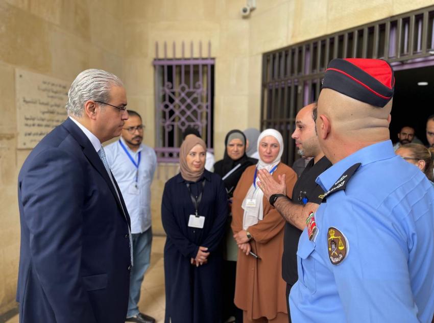 بعد زيارة مفاجئة  ..  البدور: خدمات الصحة النفسية "أولوية وطنية" 