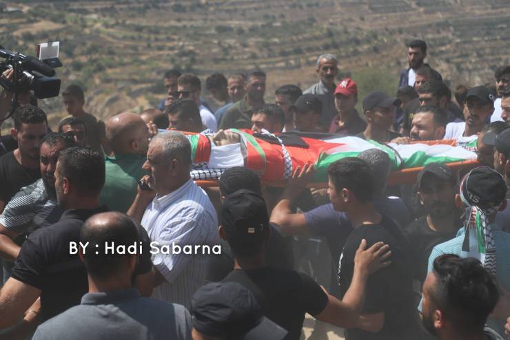 الاحتلال يهاجم موكب تشييع الشهيد شوكت عوض في بيت أمر