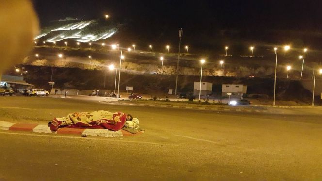 قصة امرأة كويتية تنام في الشارع مع ابنتها