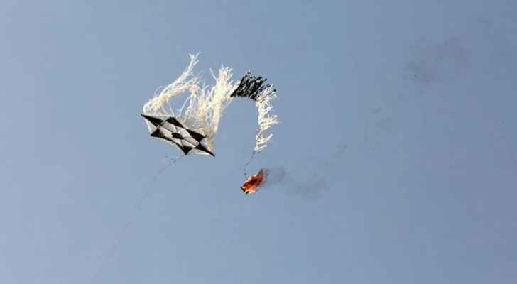 بالصور ..  "الطائرات الورقية" سلاح فلسطيني جديد للاحتجاج