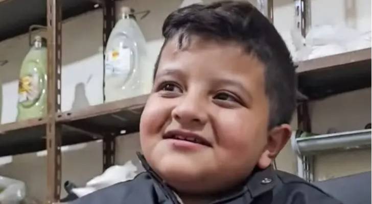من نجم "المنسف" إلى مقاعد الدراسة ..  وزارة التربية تفتح أبواب المدرسة للطفل "عطا الشمايلة"