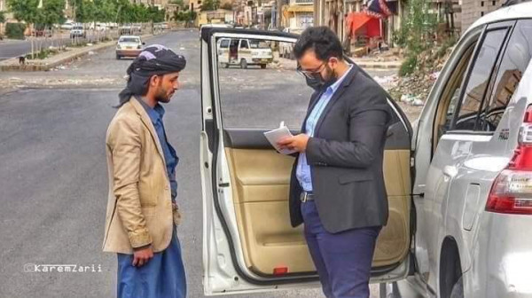 طبيب يمني يتصدر مواقع التواصل الاجتماعي بما كتبه على زجاج سيارته